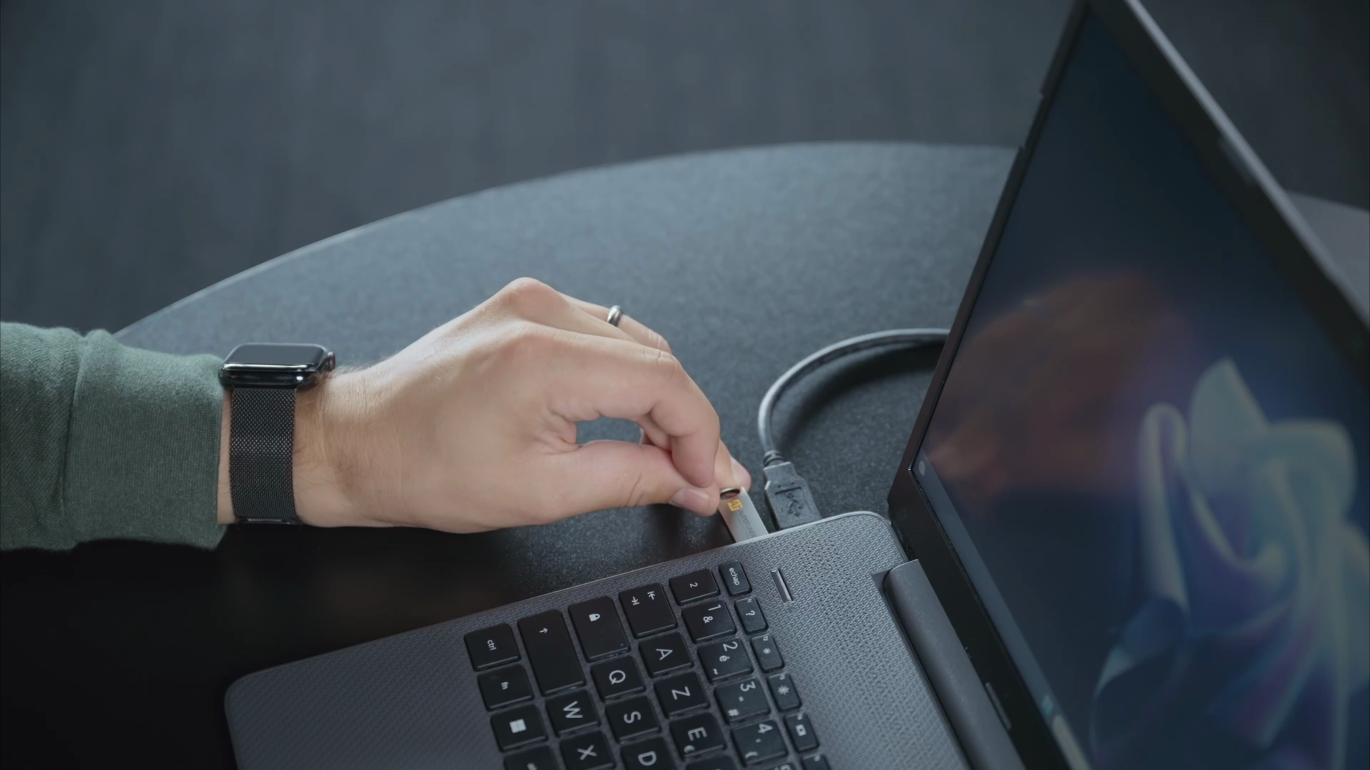 People plugging a usb-key in laptop